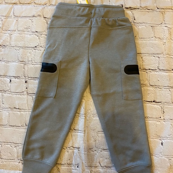 NWT grey fleece jogger with zipper pockets - Picture 2 of 3